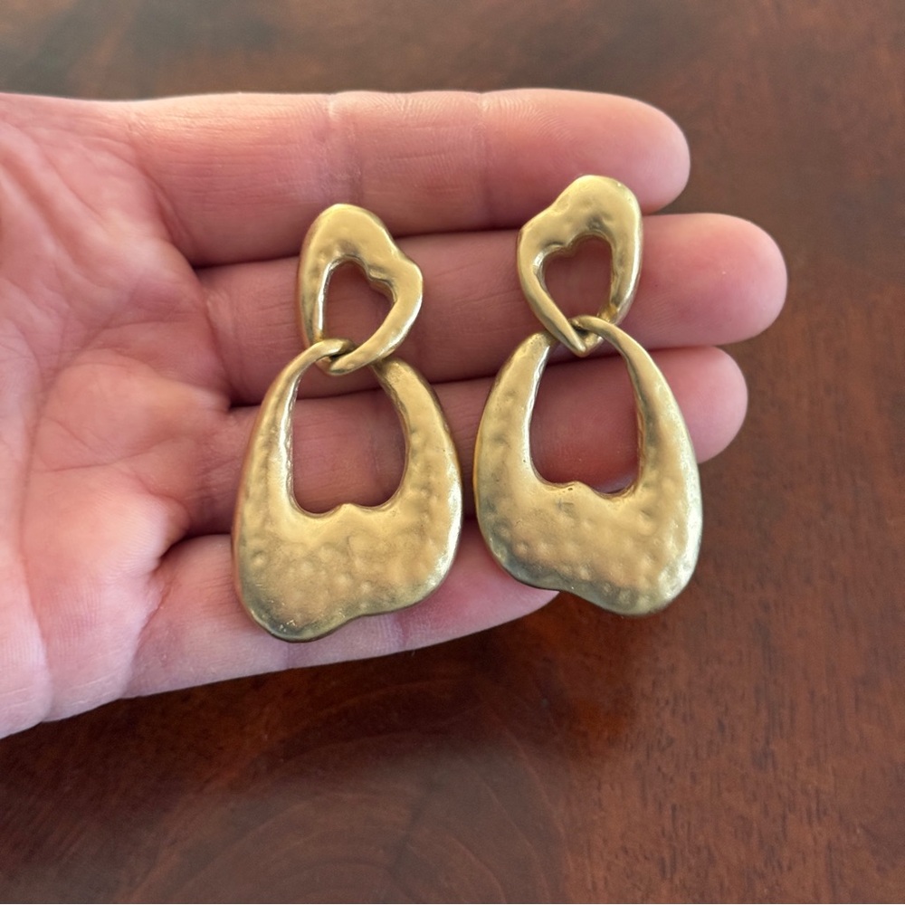 Vintage NOS Erwin Pearl Abstract Heart Dangle Drop Earrings; Gold Tone; 2” - Picture 4 of 11